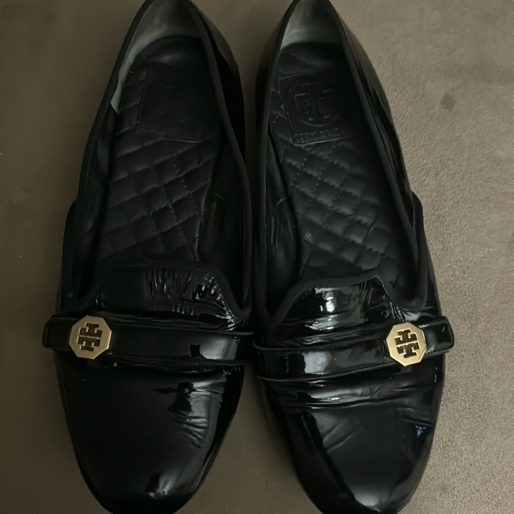 Tory Burch black patent flat shoe. Size 7 1/2